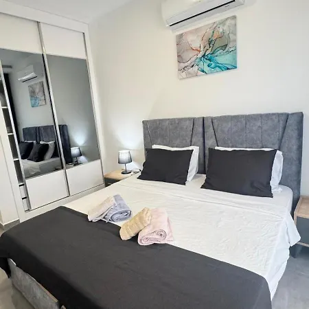 Courtyard Long Apartament *