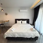 Courtyard Long Apartment *