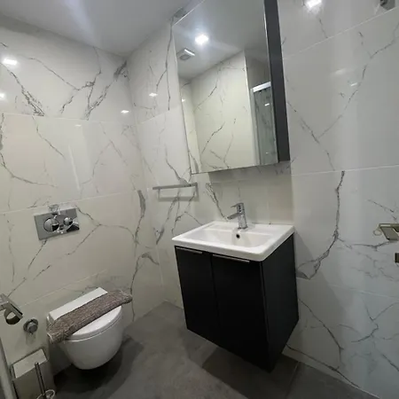 Courtyard Long Apartament