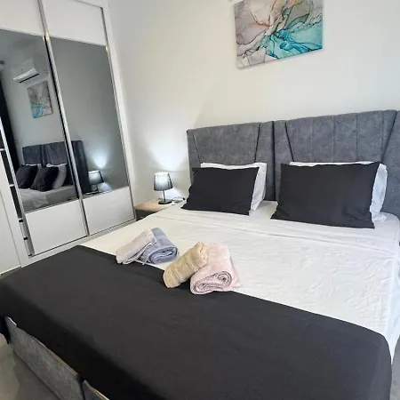 Courtyard Long Appartement