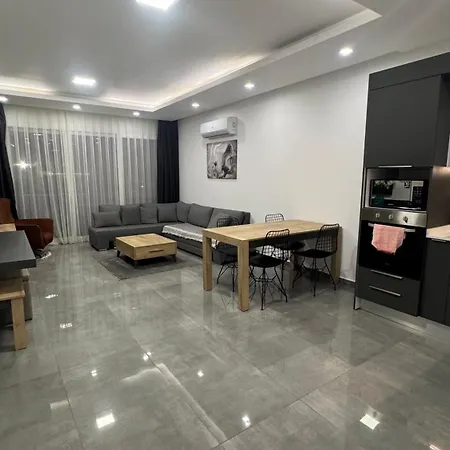 Courtyard Long Apartament *